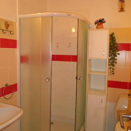 Chalupa, 3x Apartmány, 11 Lůžek. Apartmán